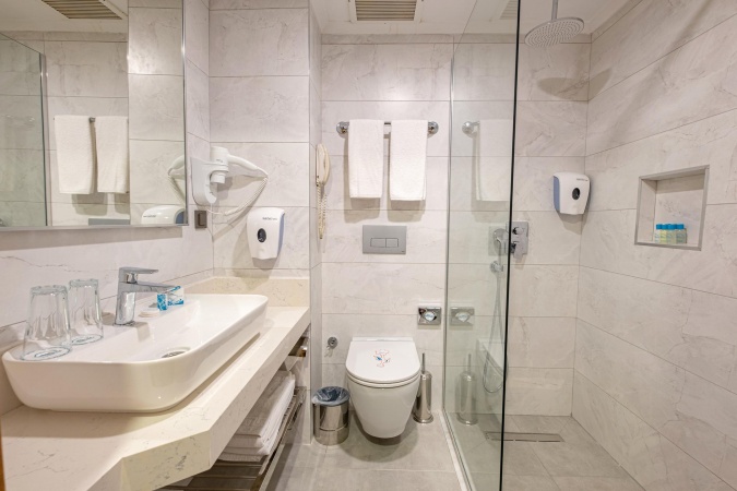 Kara Manzaralı Standart Oda Banyo 